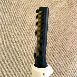 Texture/de-frizz root iron with attached comb